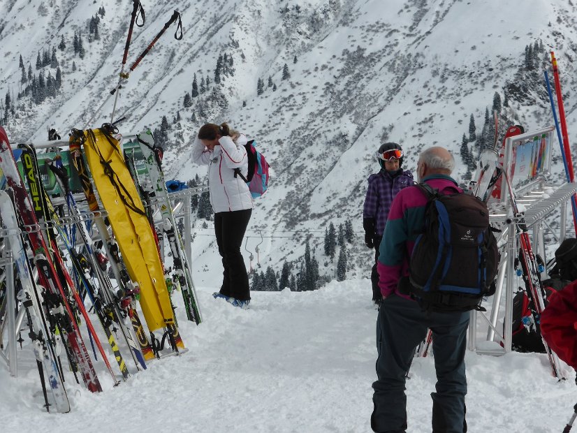 EWF-Skiwoche 2016 - 21 - Fr, Ruedi sieht seine Skis als Rettungsschlitten...